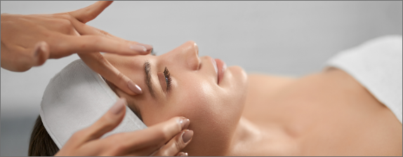 Massage du visage lors d'un soin facialiste chez Natura Silhouet à Toulon