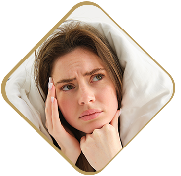 Femme au visage gonflé au réveil