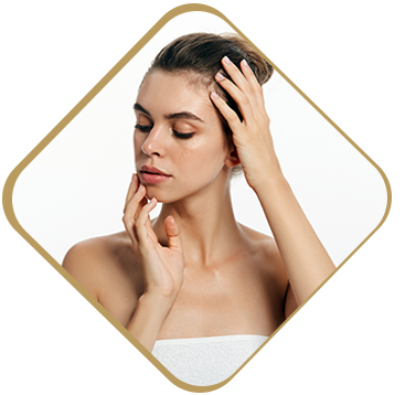 Femme touchant l’ovale de son visage